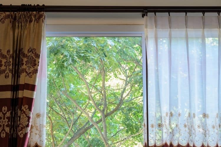 curtain's width